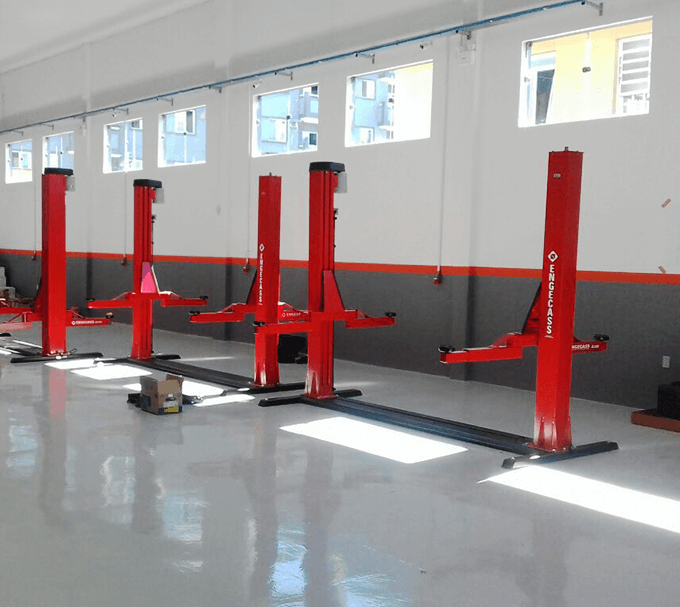 Elevadores Engecass vermelhos instalados
