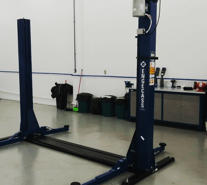 Elevador Engecass azul instalado em oficina